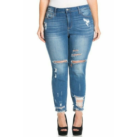 ⬇ Plus Size Distressed Jeans